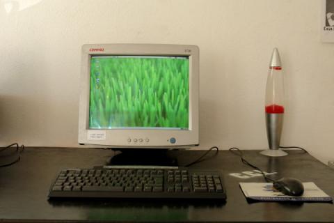 Computador do espaço de acesso Internet da Casa da Cultura de Loué usando Debian Linux